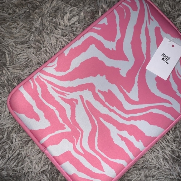 NEW! Princess Polly Pink Zebra Laptop Case barbie barbiecore - Picture 2 of 4
